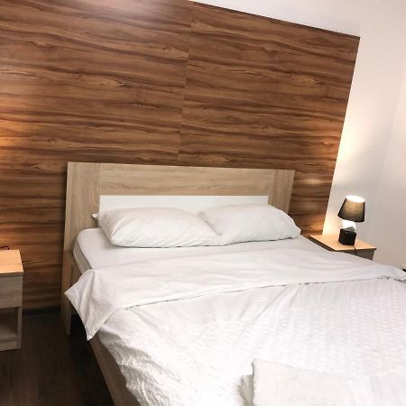 Naberezhna 10, Central Lutsk Apartamento Exterior foto