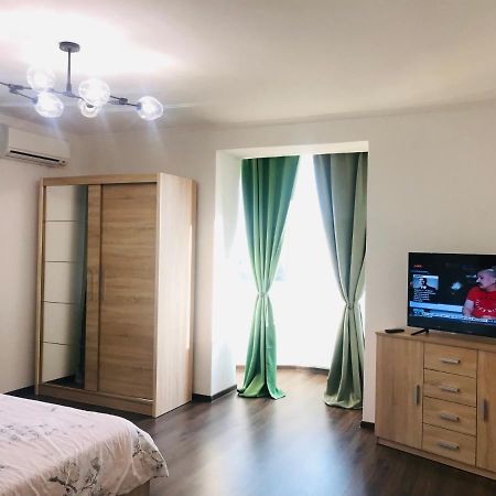 Naberezhna 10, Central Lutsk Apartamento Exterior foto
